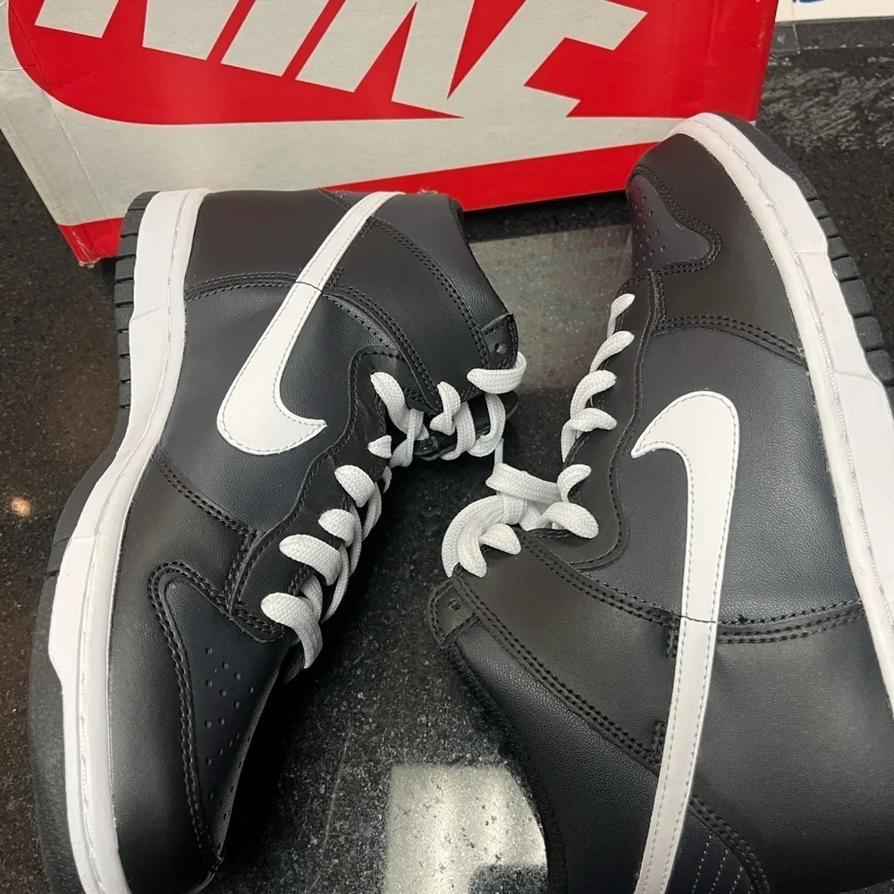 Sz 7 dunk mids black & white